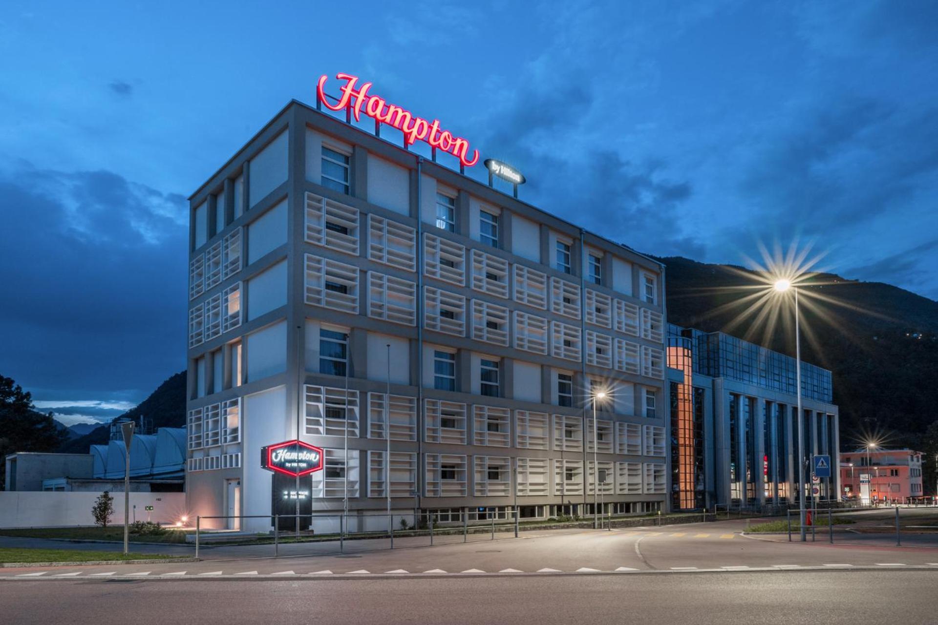 Hotel Hampton By Hilton Locarno Losone Esterno foto