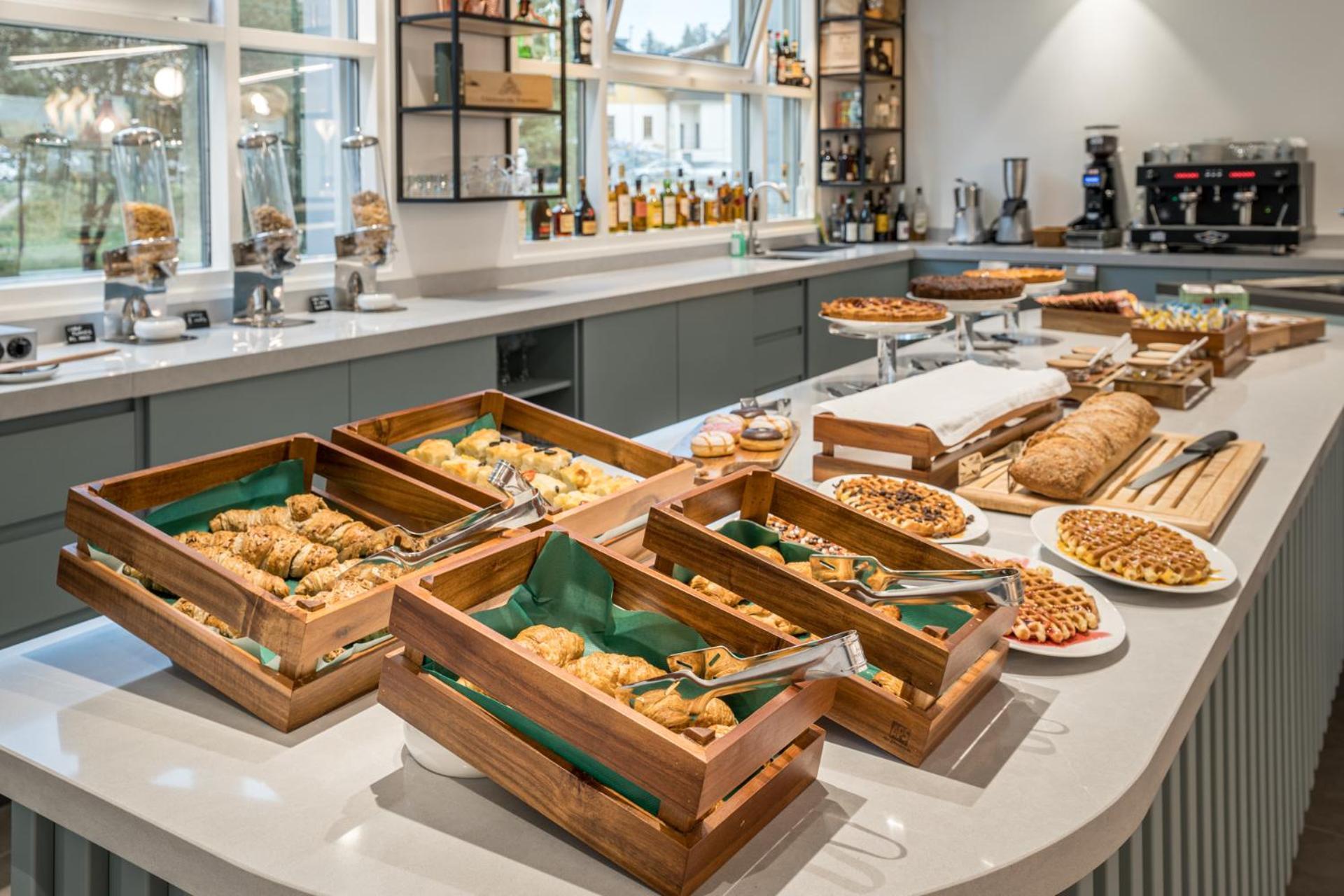 Hotel Hampton By Hilton Locarno Losone Esterno foto
