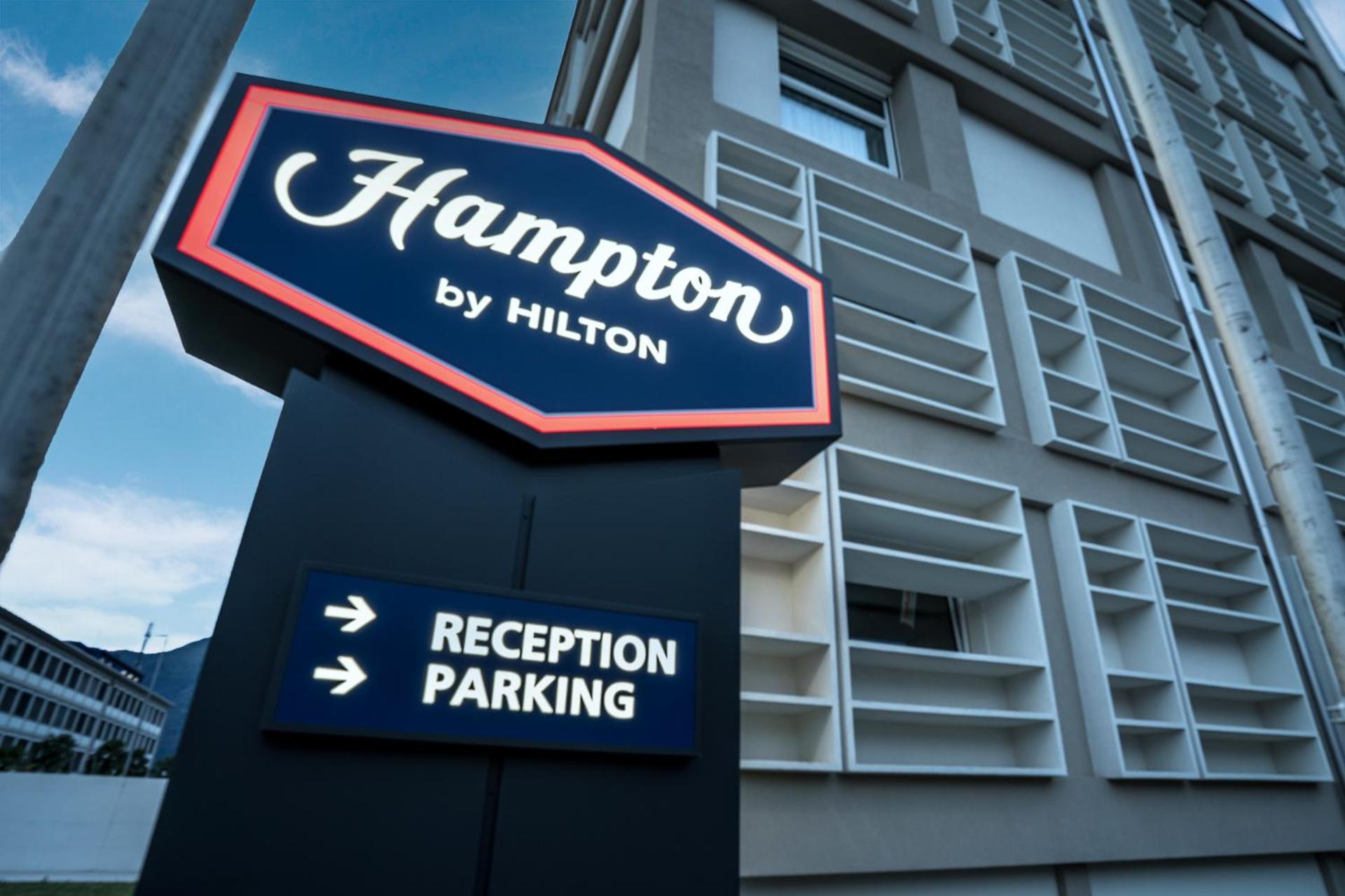Hotel Hampton By Hilton Locarno Losone Esterno foto