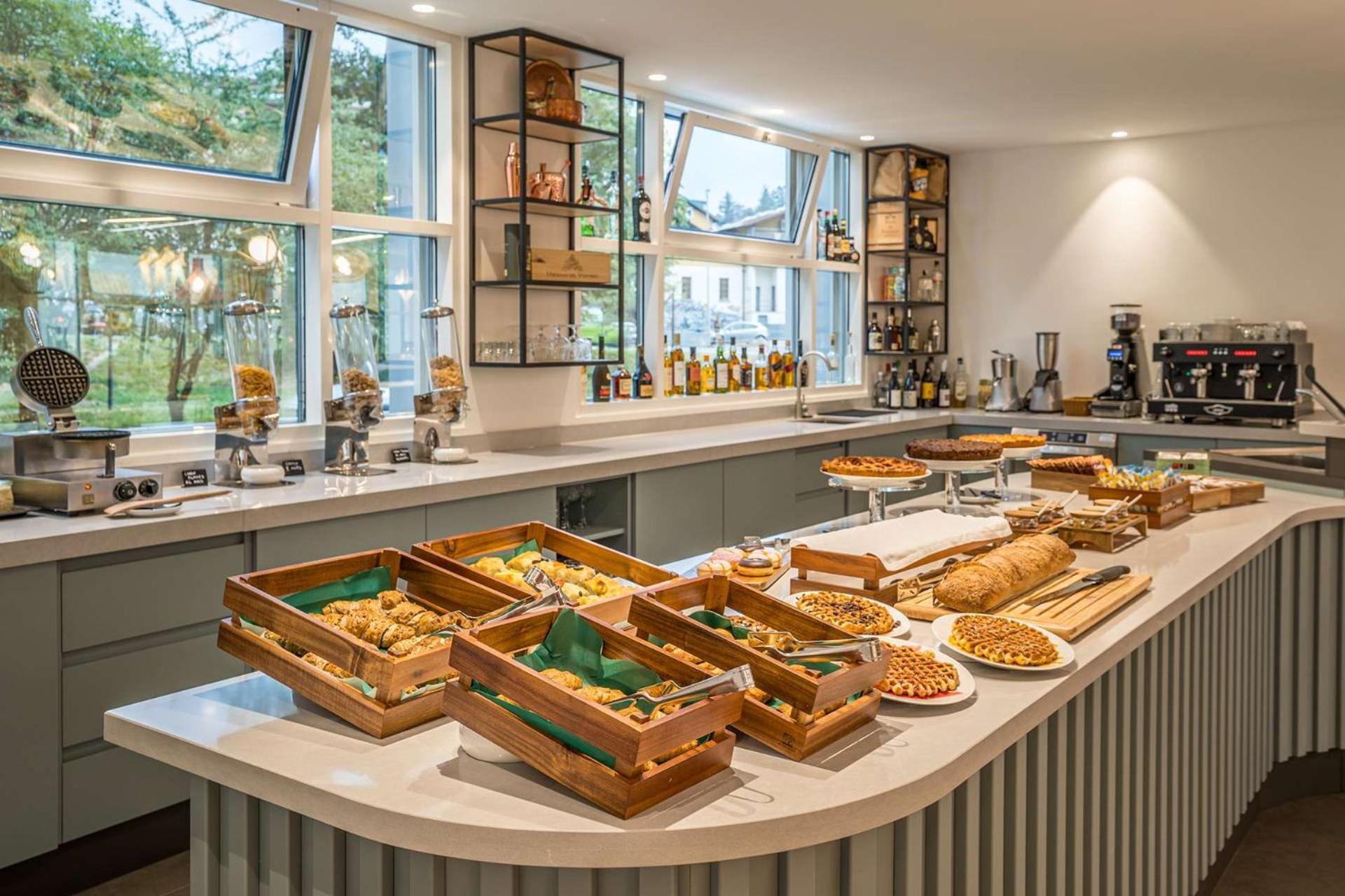 Hotel Hampton By Hilton Locarno Losone Esterno foto