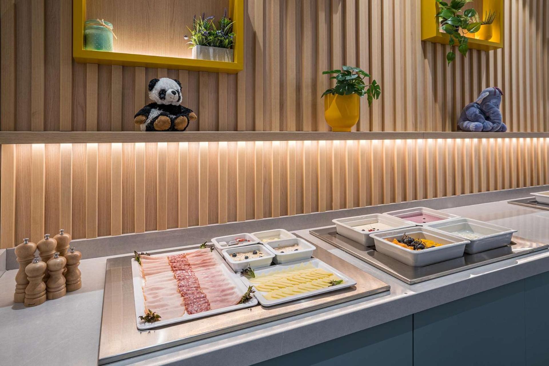 Hotel Hampton By Hilton Locarno Losone Esterno foto